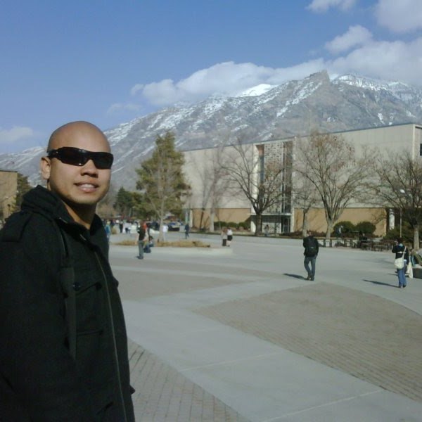 Rodrigo no campus de BYU, com a montanha nevada atrás